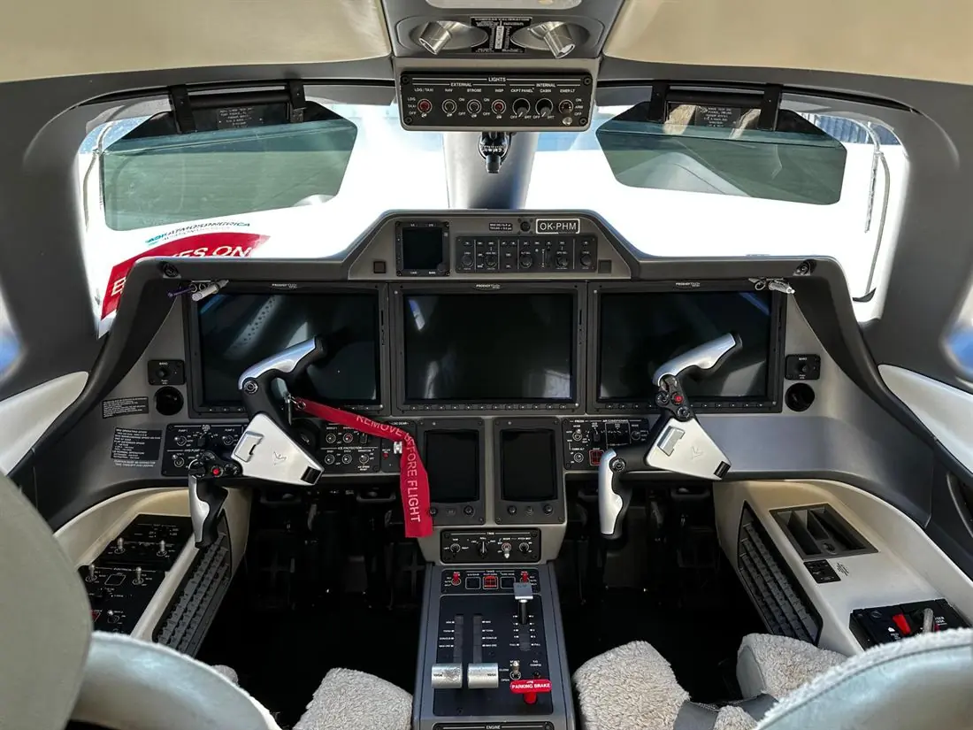 Phenom 300 cockpit